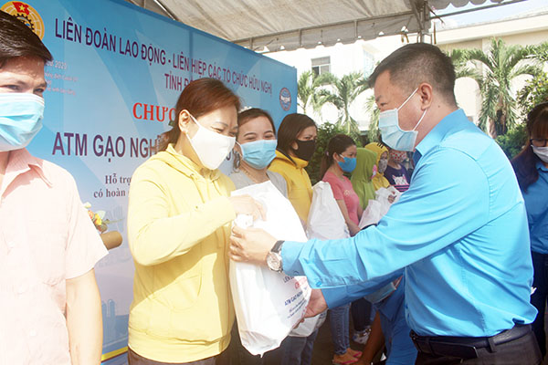 Phó chủ tịch Liên đoàn Lao động tỉnh Tăng Quốc Lập trao quà cho người lao động có hoàn cảnh khó khăn bị ảnh hưởng bởi dịch bệnh Covid-19