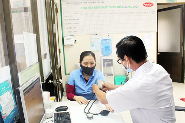 Công nhân Công ty TNHH Dona Standard Việt Nam (H.Xuân Lộc) được khám sức khỏe tại công ty