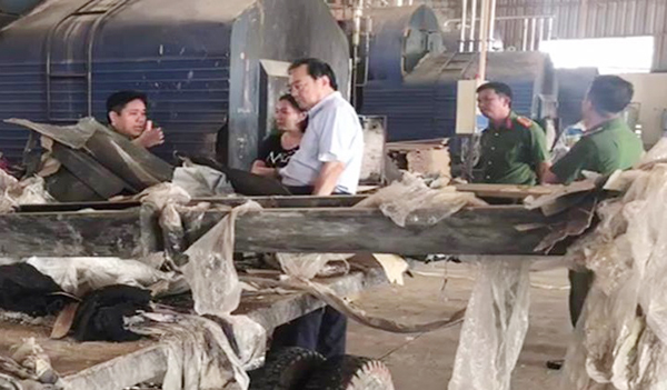 Lực lượng công an kiểm tra lò đốt rác thải tại Công ty TNHH Shing Mark Vina. Ảnh: CAĐN