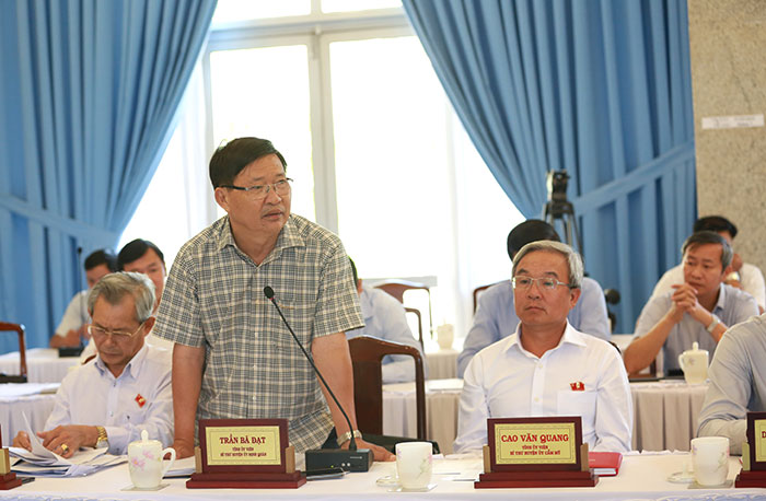 Bí thư Huyện ủy Định Quán Trần Bá Đạt phát biểu tại hội nghị. Ảnh: Huy Anh