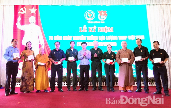 Thừa ủy quyền của Hội cựu TNXP Việt Nam, đại diện lãnh đạo Ban Dân vận Tinh ủy và Hội cựu TNXP tỉnh trao Kỷ niệm chương vì sự nghiệp TNXP Việt Nam cho các cá nhân
