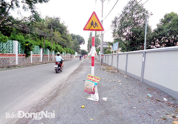 Biển báo án ngữ giữa đường