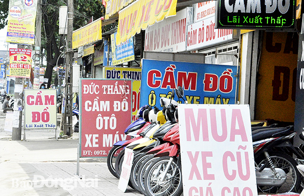 Trên đường Bùi Văn Hòa (đoạn qua chợ K8, P.Long Bình, TP.Biên Hòa) có rất nhiều tiệm cầm đồ “mọc” lên. Ảnh: V.Nguyên