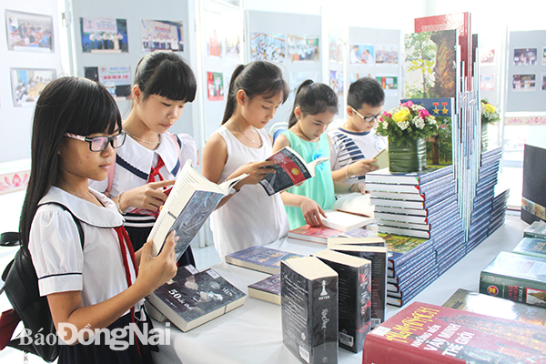 Học sinh TP.Long Khánh đọc sách tại Thư viện thành phố