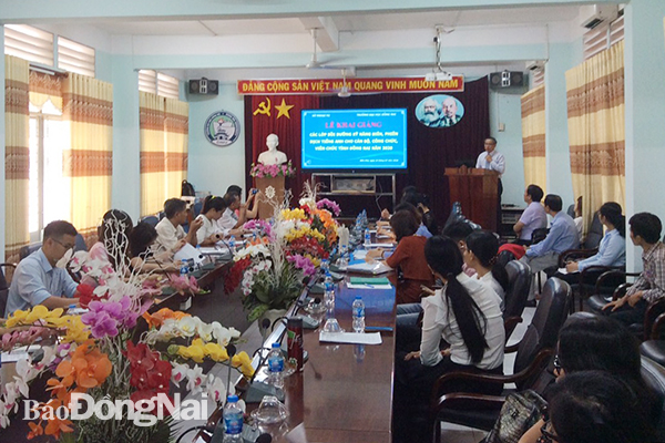 Phó giám đốc Sở Ngoại vụ Nguyễn Viết Thắng phát biểu khai giảng các lớp học.