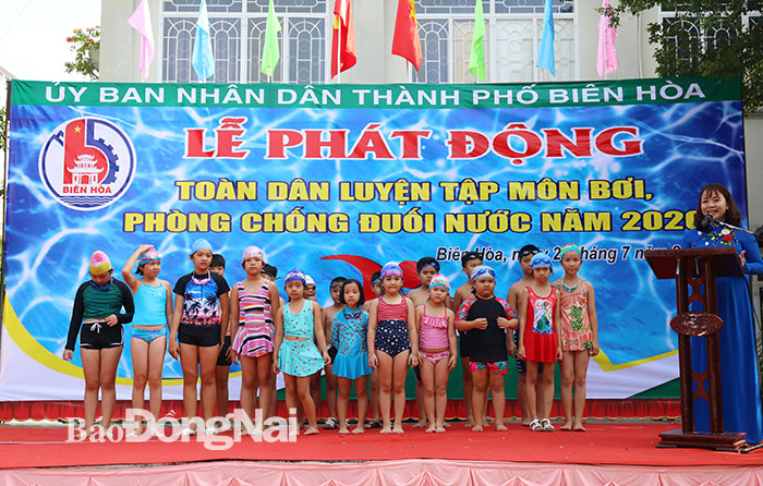 Các học sinh Trường TH Lê Văn Tám tham gia hướng dẫn bơi tại lễ phát động
