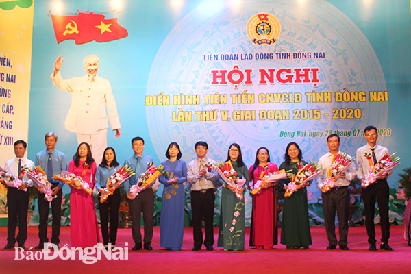 Đoàn đại biểu dự Đại hội Thi đua yêu nước của Tổng LĐLĐ Việt Nam gồm 3 tập thể và 8 cá nhân
