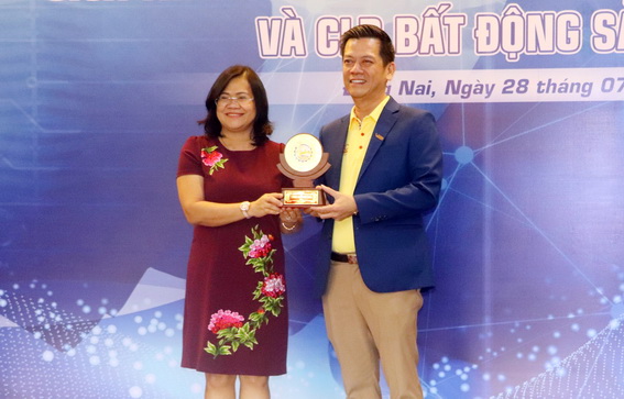 Phó chủ tịch UBND tỉnh Nguyễn Hòa Hiệp trao quà lưu niệm cho ông Nguyễn Quốc Bảo, Chủ tịch CLB Bất động sản Việt Nam.