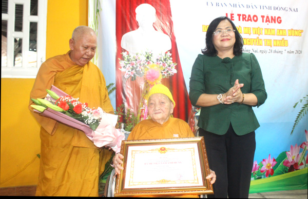 Phó chủ tịch UBND tỉnh Nguyễn Hòa Hiệp trao tặng danh hiệu Bà mẹ Việt Nam anh hùng cho mẹ Nguyễn Thị Nhiễu