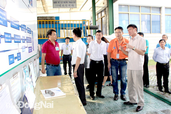 Đoàn công tác của Tổng liên đoàn Lao động Việt Nam giám sát thực tế quy trình xử lý nước thải công nghiệp tại Công ty TNHH Pouchen Việt Nam. Ảnh:B. Mai