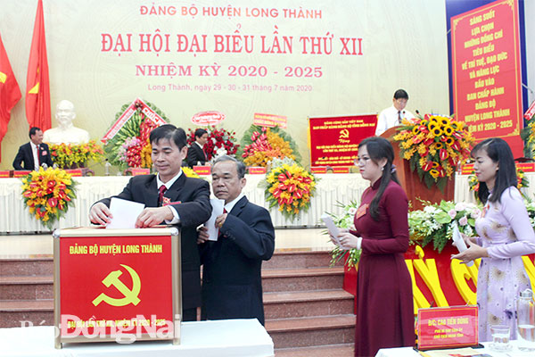 Các đại biểu bỏ phiếu bầu Ban chấp hành Đảng bộ H.Long Thành, nhiệm kỳ 2020-2025 tại Đại hội Đảng bộ H.Long Thành lần thứ XII. Ảnh: Nam Anh
