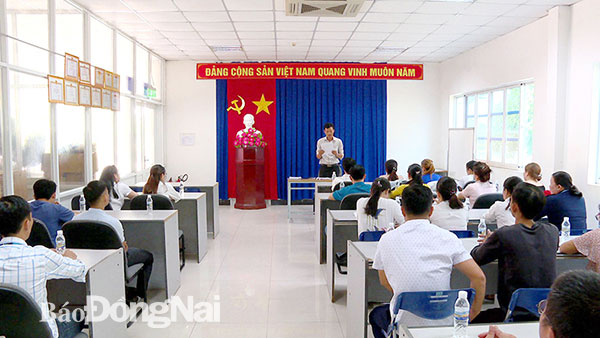 Bí thư Chi bộ Công ty TNHH Pousung Việt Nam Lê Nhật Trường chủ trì một buổi sinh hoạt chi bộ. Ảnh: Ngọc Thành