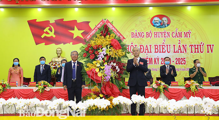 Đồng chí Nguyễn Phú Cường, Bí thư Tỉnh ủy, Chủ tịch HĐND tỉnh, tặng lẵng hoa chúc mừng đại hội