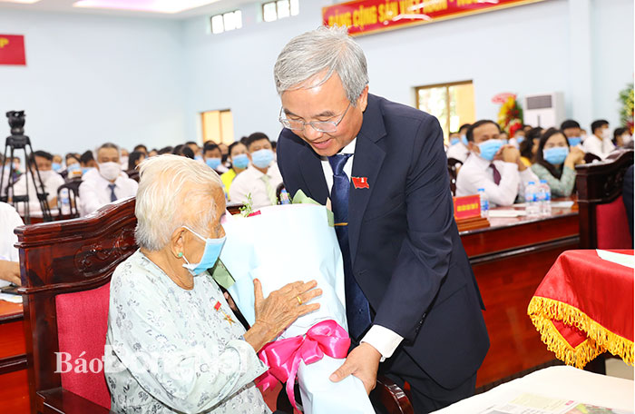Bí thư Huyện ủy Cẩm Mỹ Cao Văn Quang tặng hoa cho Mẹ VIệt Nam anh hùng