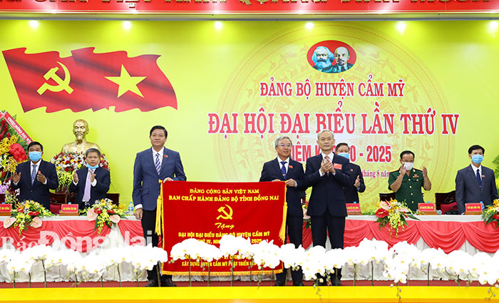 Đồng chí Nguyễn Phú Cường, Bí thư Tỉnh ủy, Chủ tịch HĐND tỉnh, tặng bức trướng chúc mừng đại hội