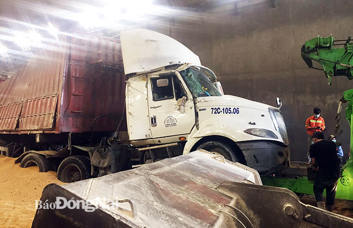 Hiện trường vụ tai nạn giao thông, chiếc xe container chở đậu nành bị lật nghiêng dưới hầm chui ngã tư Vũng Tàu