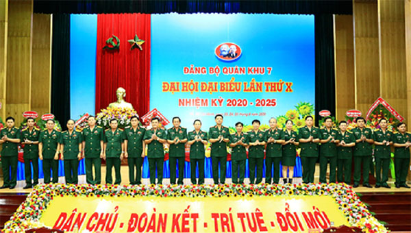 Ban Chấp hành Đảng bộ Quân khu nhiệm kỳ mới ra mắt trước Đại hội. Ảnh: Tấn Chí