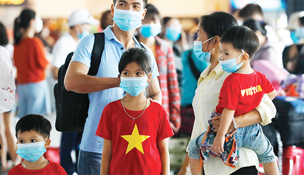 Việt Nam là một trong những quốc gia thành công trong việc đánh bại đợt đầu tiên của đại dịch Covid-19 - theo chuyên gia Parag Khanna. Trong ảnh: Tất cả các thành viên một gia đình người Việt đều tuân thủ hết sức nghiêm túc việc đeo khẩu trang phòng, chống dịch Covid-19 đợt 2 tại Sân bay Nội Bài (Hà Nội). Ảnh: ASIA NIKKEI