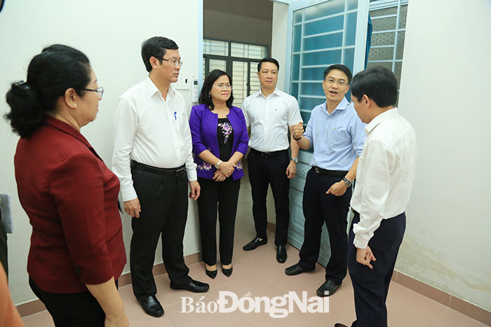 Thứ trưởng Bộ GD-ĐT Nguyễn Văn Phúc (thứ hai từ trái qua) và Phó chủ tịch UBND tỉnh Nguyễn Hòa Hiệp (giữa) kiểm tra tại điểm in sao đề thi do Sở GD-ĐT chủ trì. Ảnh: Công Nghĩa