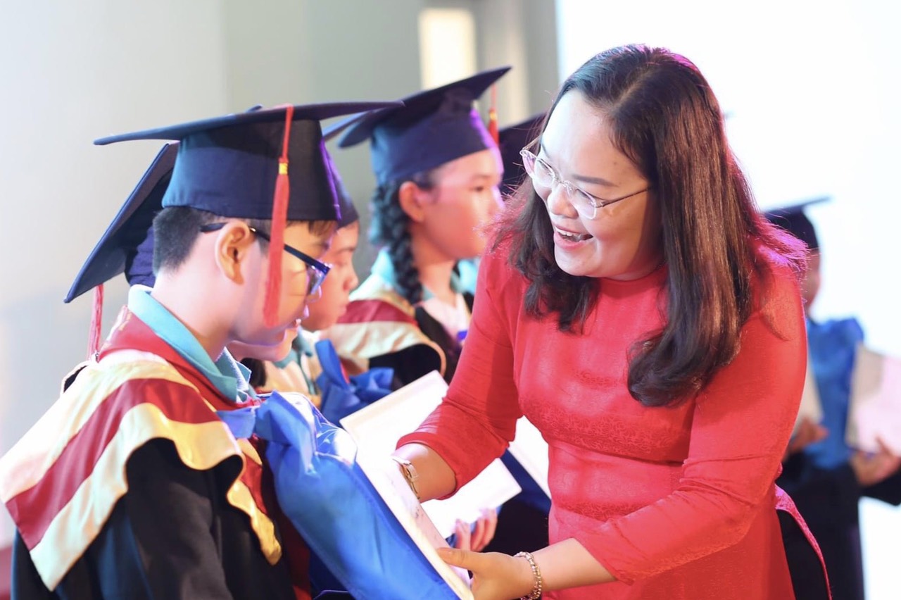 Cô Trần Thị Vương Nhi, Hiệu trưởng Trường TH-THCS-THPT Lê Quý Đôn - Quyết Thắng (TP.Biên Hòa) trao quà cho học sinh nhân dịp kết thúc năm học 2019-2020