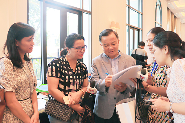 Chủ tịch Hiệp hội Lefaso Việt Nam chia sẻ thông tin về ngành Giày dép với các phóng viên báo chí