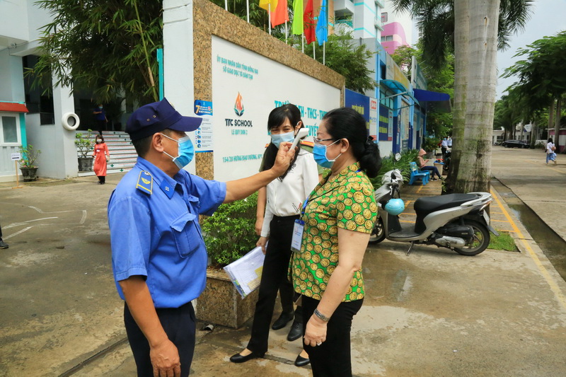 Đoàn công tác của Sở GD-ĐT thực hiện đo thân nhiệt trước khi vào kiểm tra tại Trường TH-THCS-THPT Lê Quý Đôn-Quyết Thắng (TP.Biên Hoà)