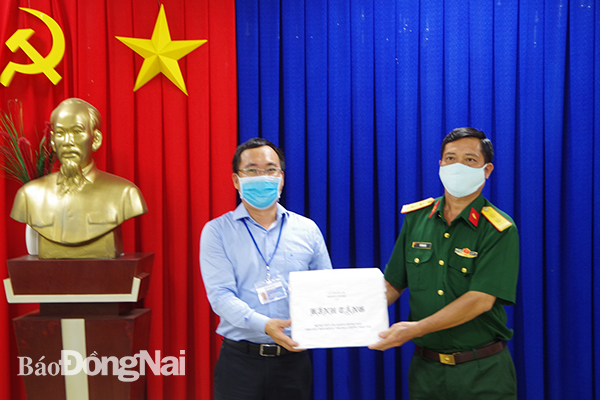 Phó chủ nhiệm chính trị lữ đoàn 26, trung tá Võ Văn Hây trao tặng 1000 dây đeo khẩu trang cho bệnh viện Đa khoa Đồng Nai