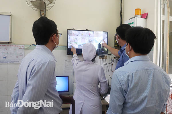 Các bác sĩ theo dõi tình hình của 2 bệnh nhân Covid-19 qua camera tại Bệnh viện Phổi Đồng Nai.
