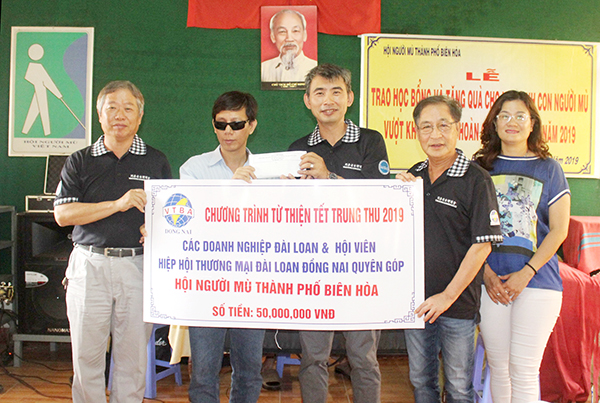 Ông Lý Thiên Thất cùng Hiệp hội Thương mại Đài Loan tại Đồng Nai tặng quà cho Hội Người mù TP.Biên Hòa
