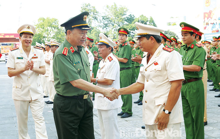 Đại tướng Tô Lâm, Bộ trưởng Công an thăm, động viên các cán bộ - chiến sĩ Công an tỉnh nhân dịp Đại hội đại biểu Đảng bộ Công an tỉnh vào đầu tháng 8-2020. Ảnh: Huy Anh
