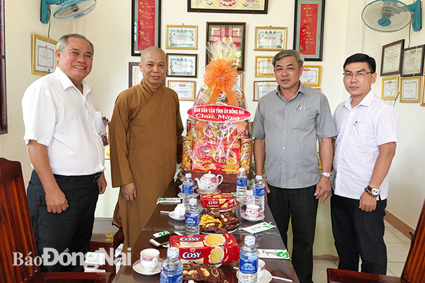 Đồng chí Huỳnh Văn Hồng tặng quà ban trị sự GHPG TP. Long Khánh