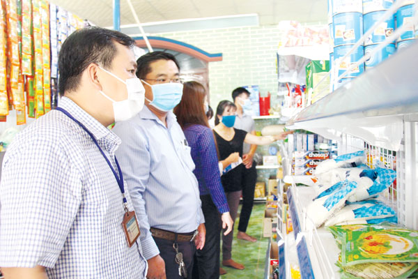 Người dân chọn mua các sản phẩm hàng Việt tại điểm bán hàng Tự hào hàng Việt Nam ở xã Bàu Cạn (H.Long Thành)