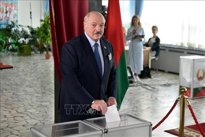 Tổng thống Belarus Alexander Lukashenko bỏ phiếu tại điểm bầu cử Tổng thống ở Minsk, ngày 9-8. Ảnh: AFP/TTXVN