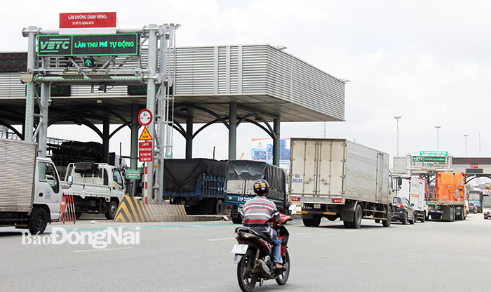Xe cộ lưu thông qua Trạm thu phí BOT cầu Đồng Nai. Ảnh: Thanh Hải