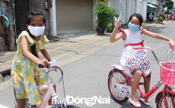 Trẻ em sinh sống trên tuyến đường Hồ Văn Đại chấp hành nghiêm việc đeo khẩu trang nơi công cộng sau khi lệnh cách ly tuyến đường được gỡ bỏ