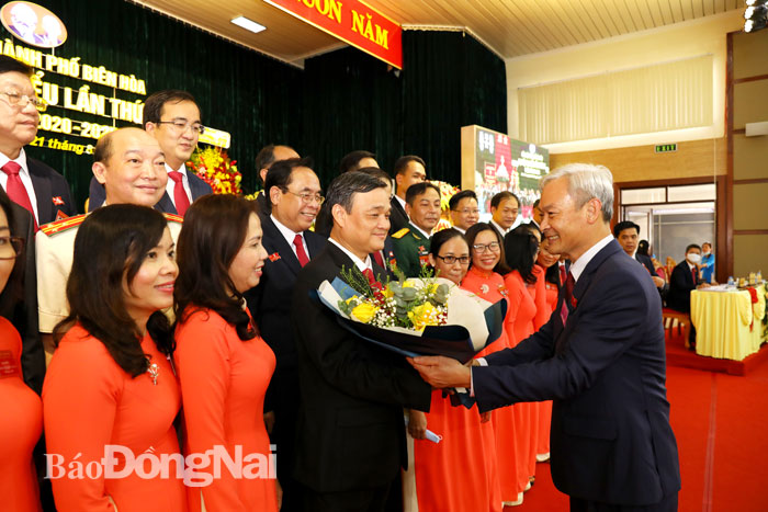 Bí thư Tỉnh ủy Nguyễn Phú Cường tặng hoa chúc mừng Phó bí thư thường trực Thành ủy Biên Hòa Huỳnh Tấn Đạt