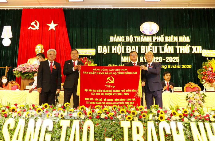 Bí thư Tỉnh ủy Nguyễn Phú Cường tặng bức trao tặng Đại hội Bức trướng với nội dung: “Đoàn kết, dân chủ, kỷ cương, năng động, sáng tạo, xây dựng TP.Biên Hòa phát triển toàn diện, xứng tầm đô thị loại I”.