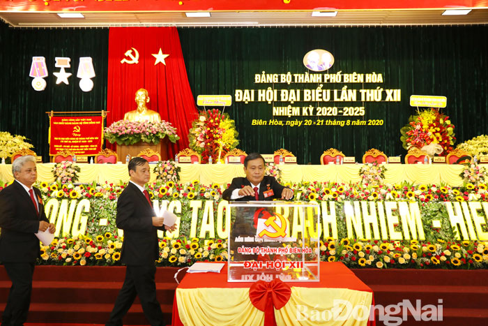 Các đại biểu bỏ phiếu bầu Ban Chấp hành Đảng bộ TP. Biên Hòa khóa XII, nhiệm kỳ 2020-2025
