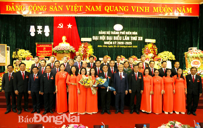 Bí thư Tỉnh ủy Nguyễn Phú Cường cùng với đoàn đại biểu Đảng bộ TP.Biên Hòa đi dự đại hội cấp trên ra mắt đại hội