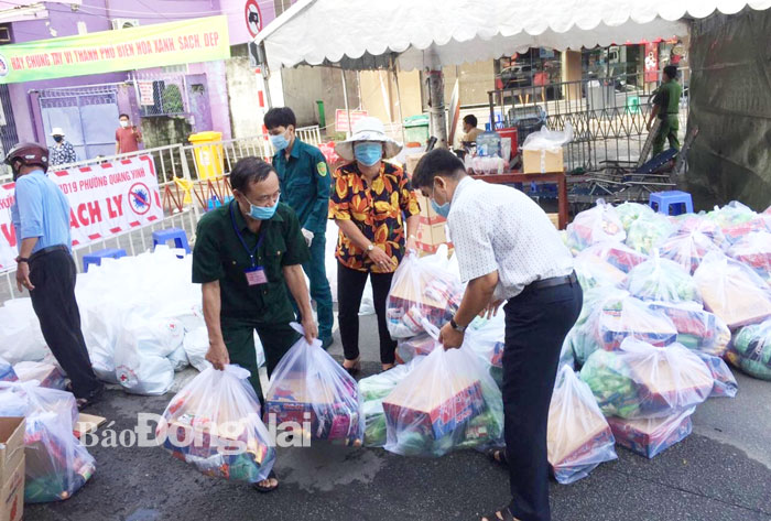 Một nhà hảo tâm tặng thực phẩm cho những người dân trên đường Hồ Văn Đại (P.Quang Vinh, TP.Biên Hòa) khi còn thực hiện cách ly phòng, chống dịch Covid-19