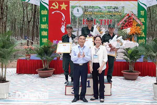 Ông Nguyễn Văn Thắng, Bí thư Đảng ủy, Chủ tịch HĐTV Tổng công ty cao su Đồng Nai cùng với lãnh đạo Nông trường cao su Long Thành trao giải cho thí sinh