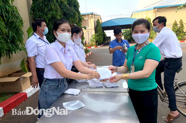 Công ty CP Đồng Phú Cường (H.Định Quán) trao tặng khẩu trang cho công nhân lao động để phòng, chống dịch bệnh