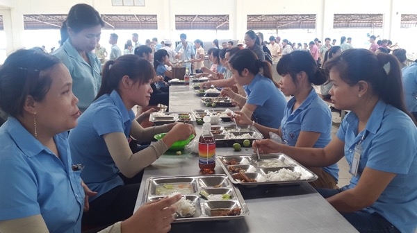 Công nhân Công ty TNHH Dona Pacific (H.Trảng Bom) dùng bữa ăn giữa ca trị giá 22 ngàn đồng/ suất