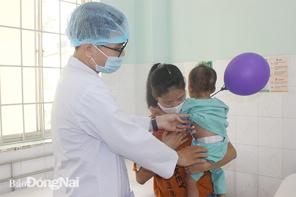 Bác sĩ CKI.Bùi Đình Hà thăm bệnh nhi trước khi bệnh nhi được xuất viện.