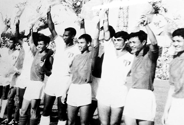 Đội bóng đá Thể Công (trực thuộc Trường Sĩ quan lục quân Việt Nam) thi đấu với đội tuyển bóng đá quốc gia Cuba, phục vụ Quốc khánh 2-9-1970. Ảnh: Tư liệu