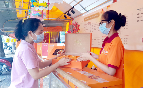 Khách hàng chọn mua sản phẩm bánh trung thu tại một sạp bánh gần khu vực nút giao Tân Phong (TP.Biên Hòa). Ảnh: H.Quân