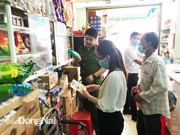 Cơ quan chức năng kiểm tra các sản phẩm chay đang bày bán tại hộ kinh doanh Âu Lạc Biên Hòa. Ảnh: H.Dung