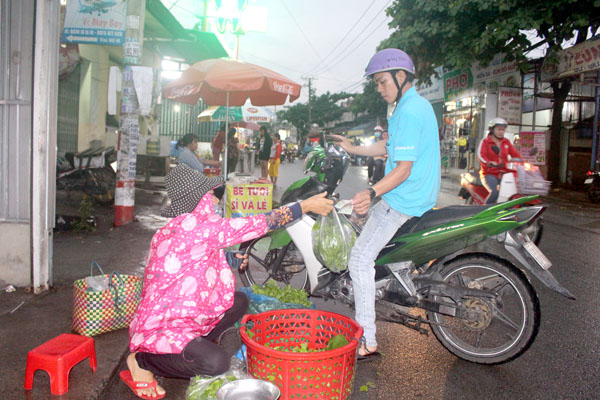 Bà Vũ Thị Quỳnh Chi bán rau cho khách tại khu vực chợ Trại Bò, P.Long Bình (TP.Biên Hòa)