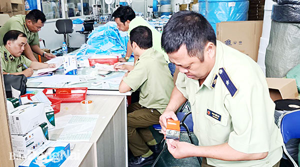 Lực lượng quản lý thị trường tỉnh kiểm tra một cơ sở sản xuất khẩu trang ở TP.Biên Hòa. Ảnh: H.T.Hải