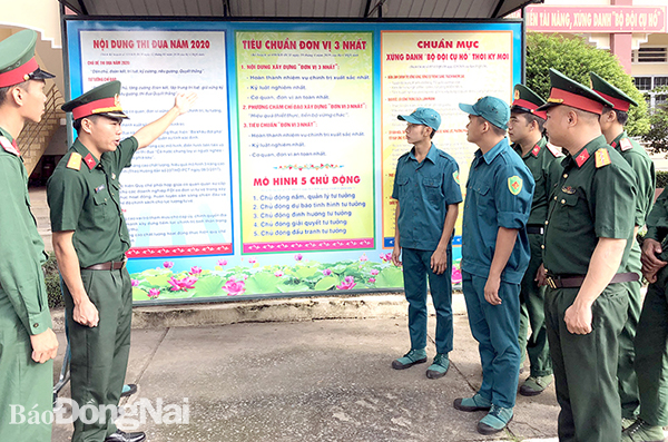 Giới thiệu các nội dung phong trào thi đua quyết thắng năm 2020, xây dựng đơn vị 3 nhất và chuẩn mực xứng danh Bộ đội Cụ Hồ tại Bộ Chỉ huy quân sự tỉnh. Ảnh: N.Hà